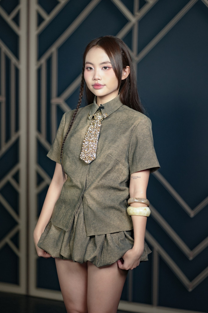 Nữ ca sĩ Gen Z nhận về nhiều phản hồi tích cực khi liên tục trải nghiệm nhiều phong cách thời trang khi tham gia Sing! Asia. (Ảnh FBNV)