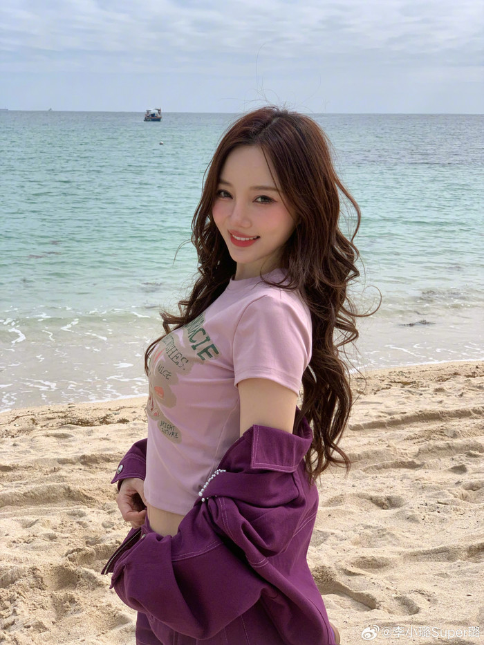 Sau lời thanh minh về nghi vấn có con trai, Lý Tiểu Lộ nhất quyết giữ im lặng. Ảnh: Weibo
