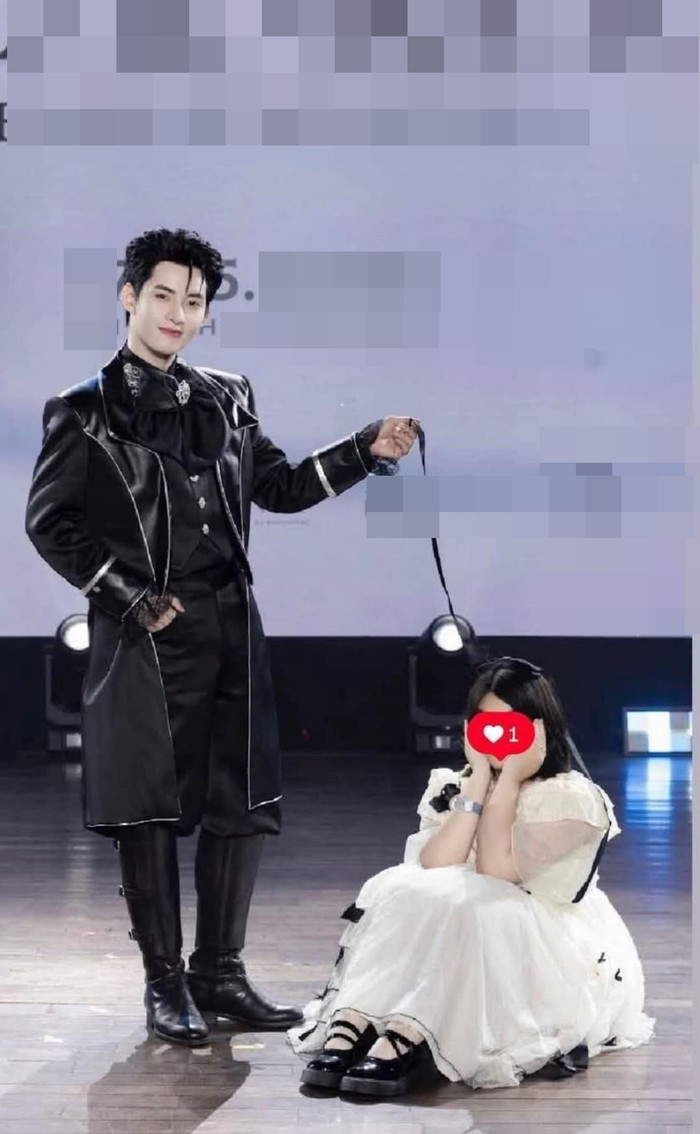 Bức ảnh trong sự kiện của Hùng Huỳnh đang khiến dân mạng không ngừng tranh cãi (Ảnh: Bật mí showbiz).