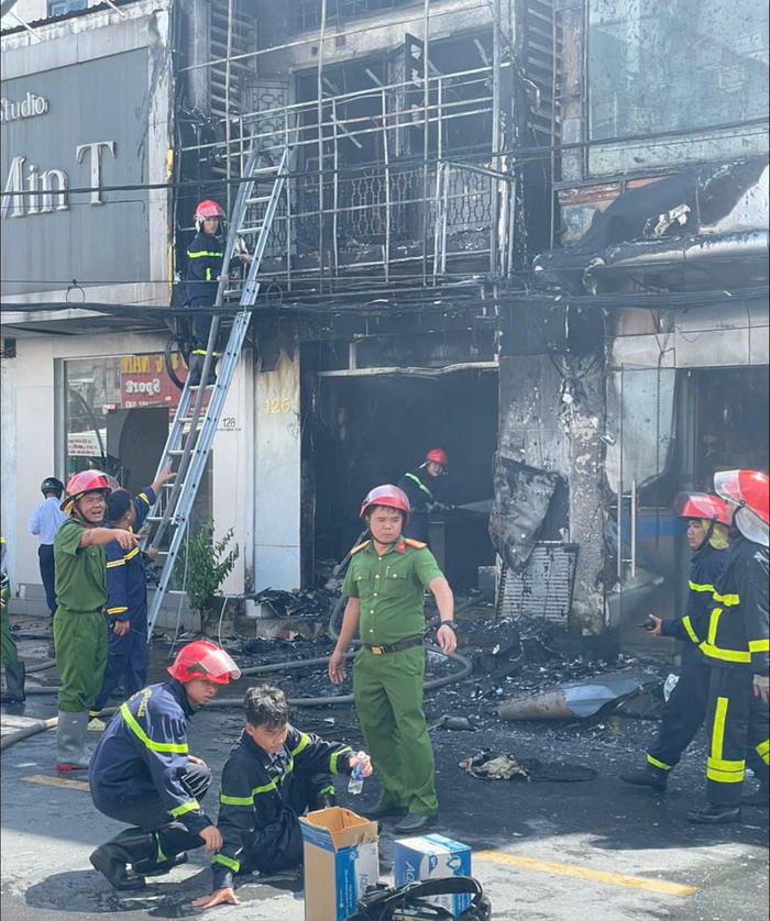 Lực lượng chức năng và đội cứu hoả có mặt kịp thời để dập tắt đám cháy. (Ảnh: VNExpress)