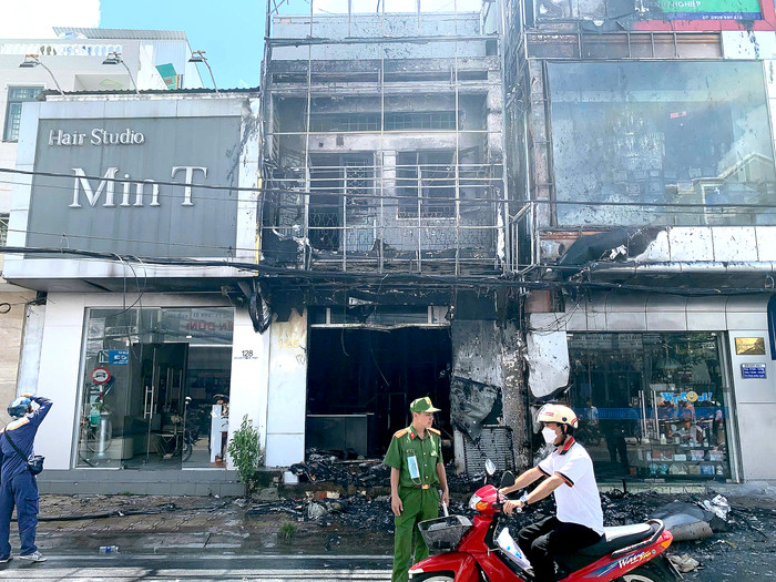 Vụ cháy đã thiêu rụi toàn bộ cửa hàng điện thoại tại TP. Cần Thơ. (Ảnh: Tuổi Trẻ Online)