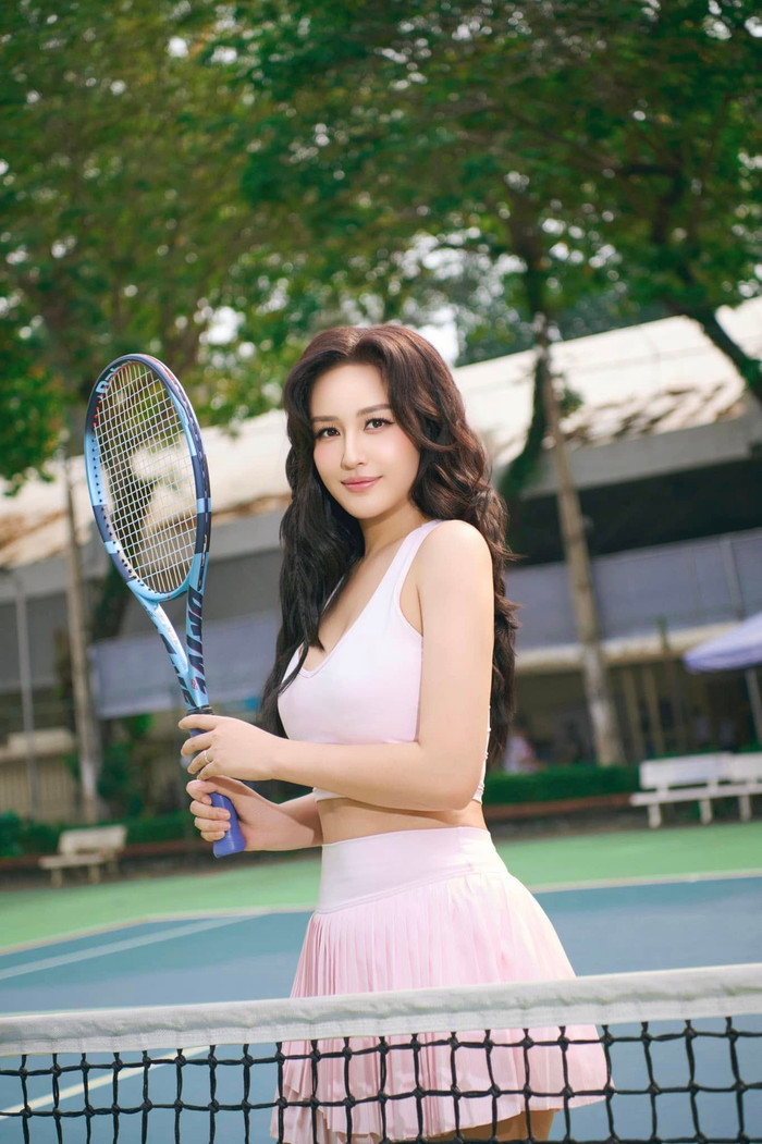 Mai Phương Thúy có niềm đam mê mãnh liệt với bộ môn tennis trong khoảng một năm gần đây. Ảnh: FBNV