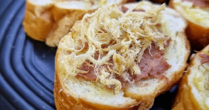 Khi ăn sáng bằng bánh mì pate trứng nên chú ý đến nguyên liệu bên trong bánh mì. Ảnh: Cookpad