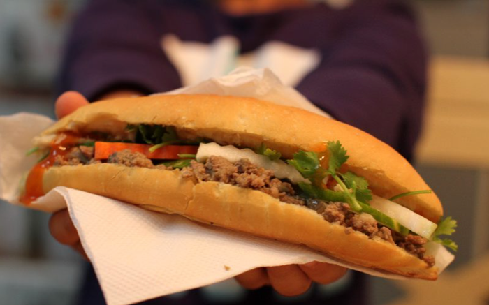 Bánh mì pate trứng được cho là có đủ dinh dưỡng khi đưa vào thực đơn ăn sáng. Ảnh: tradadi