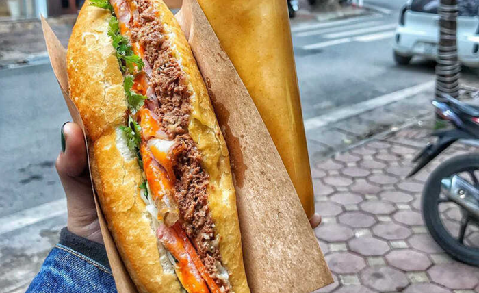 Bánh mì pate trứng được nhiều người yêu thích vì sự tiện lợi khi ăn sáng. Ảnh: s-life