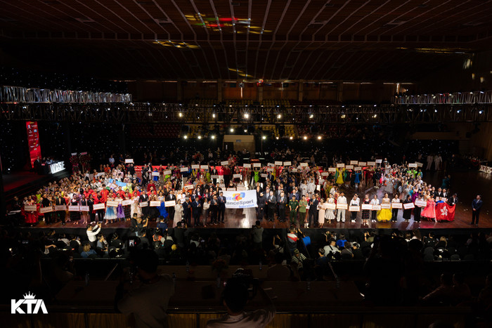 Các đoàn vận động viên đến từ 37 quốc gia và vùng lãnh thổ dự lễ khai mạc Vietnam Dancesport Festival 2025.