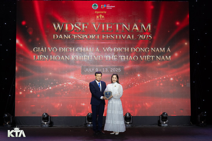 Khánh Thi đại diện KTA King The Art nhận kỷ niệm chương vì sự nghiệp phát triển phong trào khiêu vũ thể thao. 