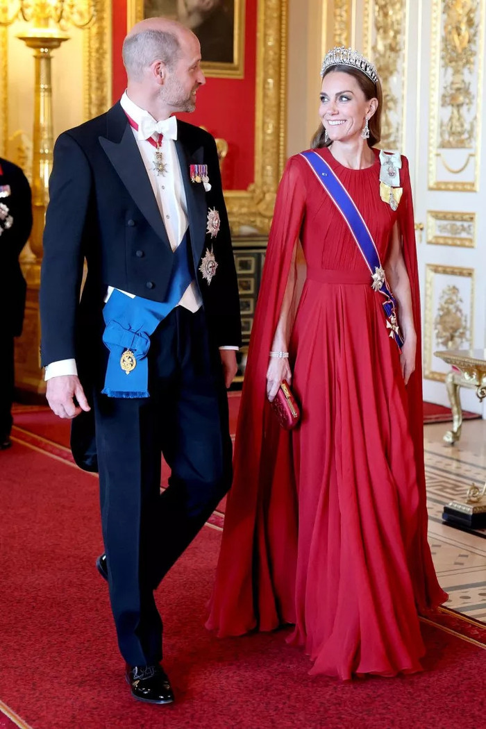 Công nương Kate tiếp tục chinh phục giới mộ điệu và truyền thông với chiếc đầm dạ hội dài của Givenchy, do Sarah Burton thiết kế. (Ảnh: Daily Mail)