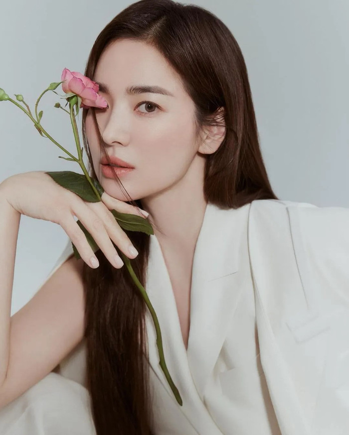 Cách xử lý của Song Hye Kyo được coi là chuẩn mực hành xử của giới nghệ sĩ (Ảnh: Naver). 
