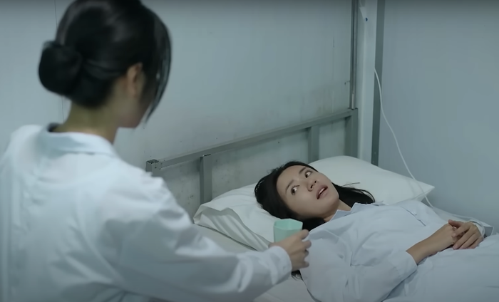 Khán giả phát hiện ra ống truyền dịch đang khóa van trong phân cảnh Xuân đang nằm ở phòng y tế (Ảnh: VFC). 