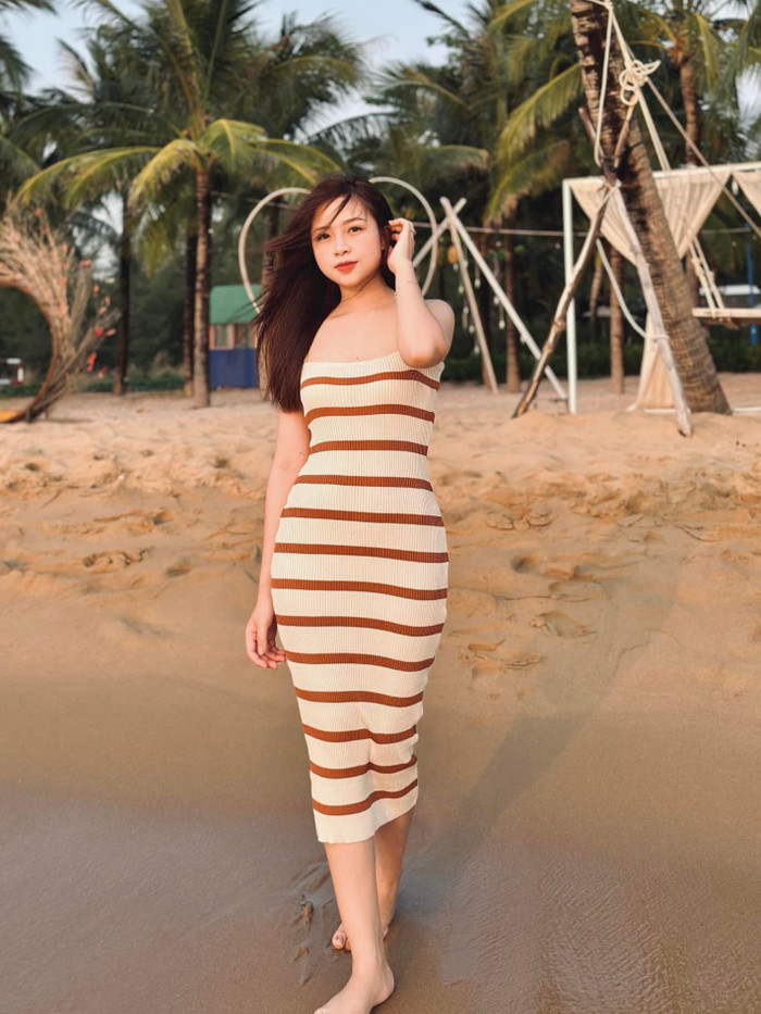 Từ phong cách tối giản thanh lịch đến vẻ quyến rũ táo bạo, vợ Phan Văn Đức cho thấy sự biến hóa linh hoạt trong thời trang biển.