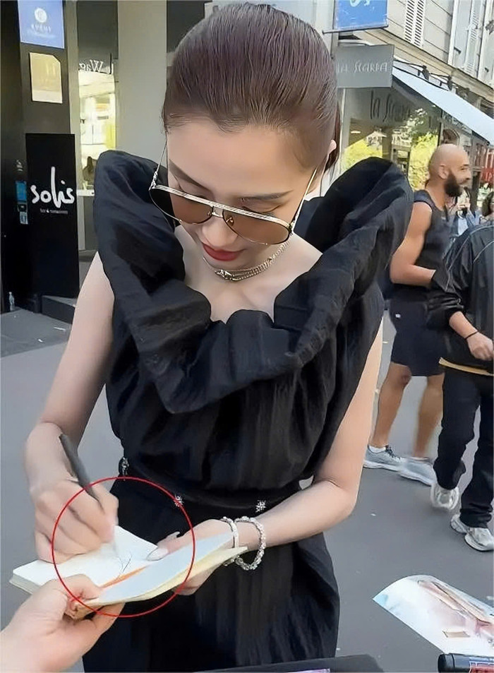 Thời trang, thần thái và sự kiên cường chính là ba điều đang giữ cho tên tuổi Angelababy tiếp tục được nhắc đến dù là giữa đỉnh cao hay vực thẳm.