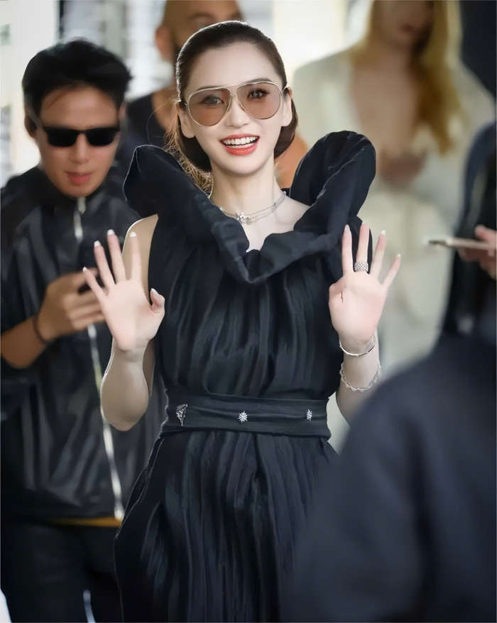 Angelababy có thể không còn chỗ đứng tại thị trường Trung Quốc, nhưng tại Paris cô vẫn toả sáng theo cách riêng.  