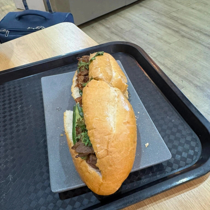 Một thực khách phản ánh về việc mua ổ bánh mì với giá khoảng 208.000 đồng tại sân bay Nội Bài.