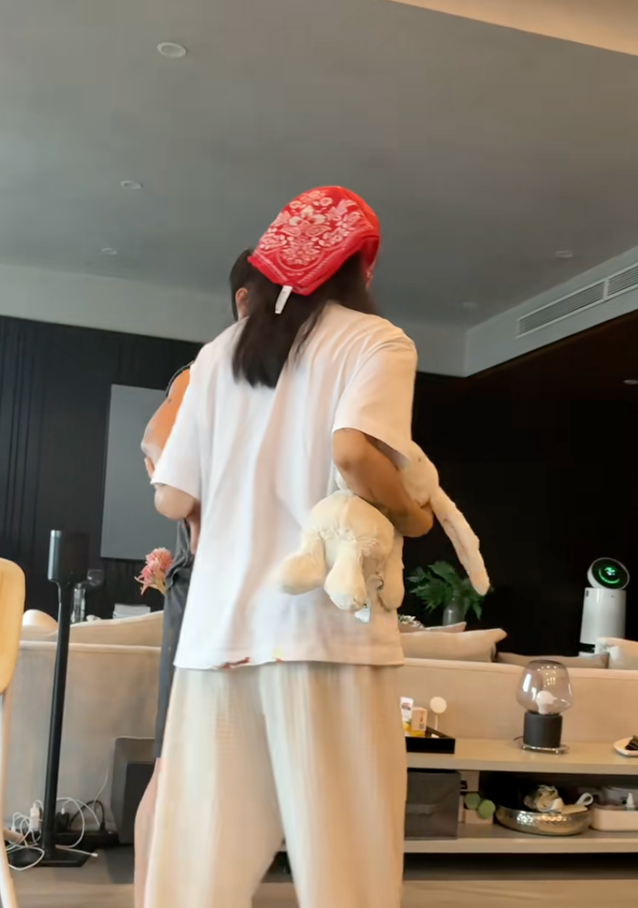 Dù chiếc áo chỉ có vài vết sơn nhỏ, Ngô Thanh Vân vẫn quyết định 'rào trước' với khán giả về lối sống gọn gàng của bản thân. Ảnh: TikTok Nhân vật