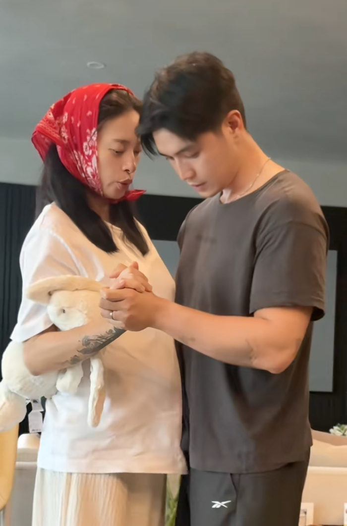 Huy Trần nắm tay, đỡ lưng Ngô Thanh Vân xuyên suốt quá trình cô vận động tại nhà. Ảnh: TikTok Nhân vật
