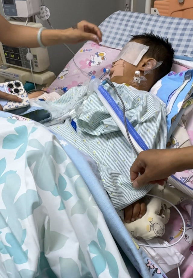 Một bé trai 3 tuổi ở Trạm Giang, Quảng Đông đã bị chết não sau khi phẫu thuật cắt amidan (Xiaoxiang Morning News).