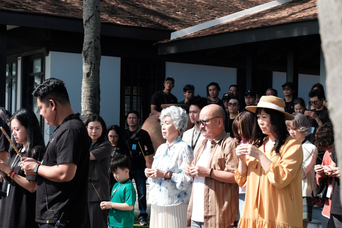 Dàn diễn viên kỳ cựu NSND Hồng Vân, NSND Kim Xuân, NS Hoàng Sơn có mặt tại buổi lễ khai máy phim Nhà Mình Thôi Đi!