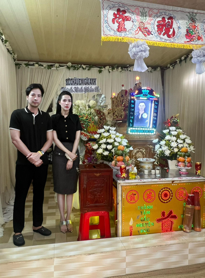 Đoàn Minh Tài và Phan Thị Mơ khi đến viếng người mẫu Nam Phong. Ảnh: FBNV