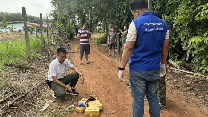 Chó tha 5 hộp hàng lạ về, người dân sửng sốt sau khi kiểm tra bên trong Ảnh 1