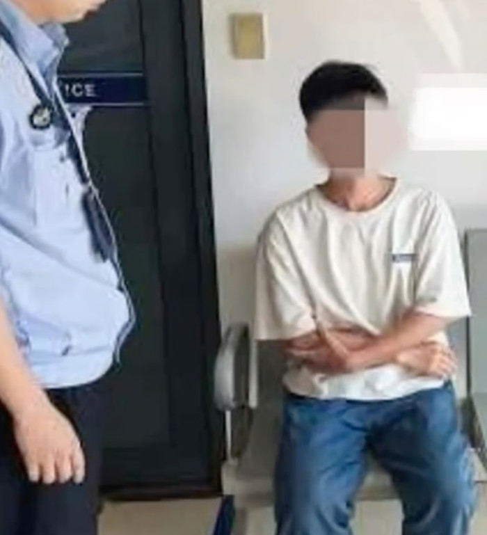 Buồn vì chia tay bạn gái, chàng trai khiến mạng xã hội 'dậy sóng' với hành động không ngờ Ảnh 1