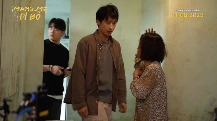 Hai mẹ con tương tác khá thường xuyên trên hậu trường