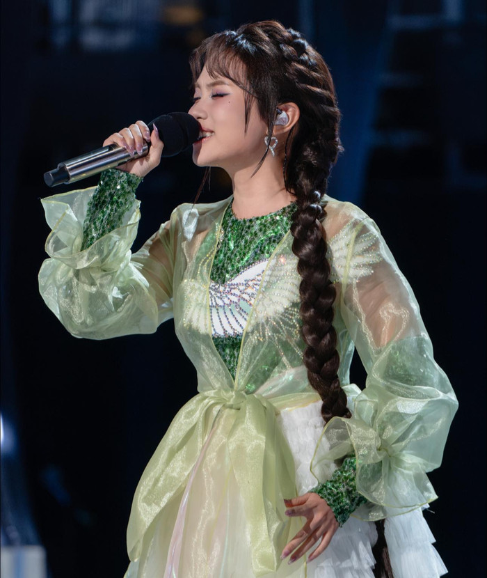 Một thách thức lớn khác mà Phương Mỹ Chi phải đối mặt tại Sing! Asia chính là yếu tố quốc tế và sự khác biệt văn hóa âm nhạc. (Ảnh FBNV)