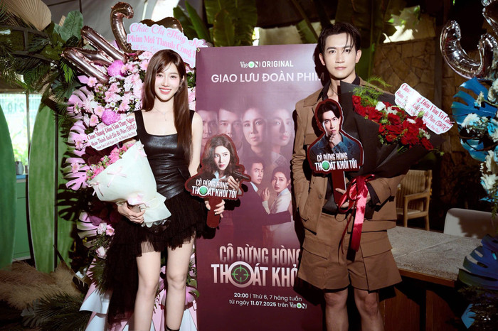 Thúy Ngân - Võ Cảnh chụp chung nhưng nhìn không tình nguyện lắm