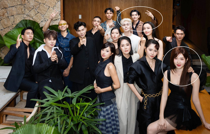 Cả hai đứng cách rất xa nhau