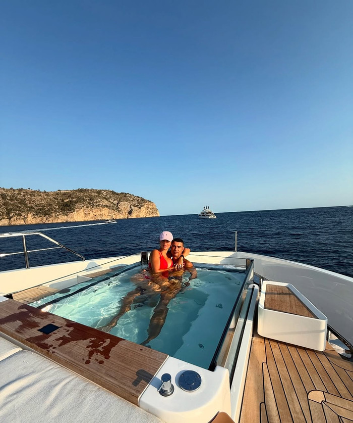 'Bỏng' mắt với loạt khoảnh khắc tình tứ của Ronaldo và Georgina giữa thiên đường nghỉ dưỡng. (Ảnh: Instagram nhân vật)