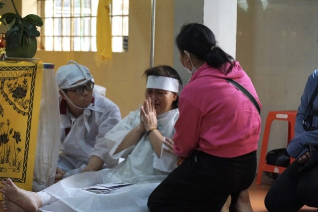 Bà Tuyến khóc ngất kể về cuộc gọi cuối cùng với chồng. Ảnh: Di Anh/Đời sống & Pháp luật