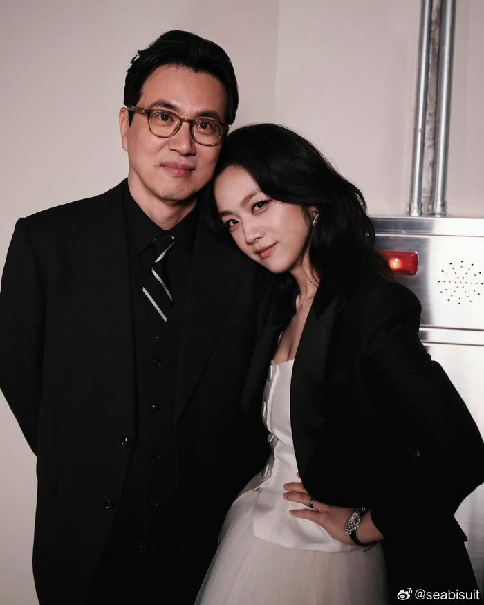 Không chỉ có sự nghiệp thành công, hôn nhân của Thang Duy cũng viên mãn. (Ảnh: Weibo)
