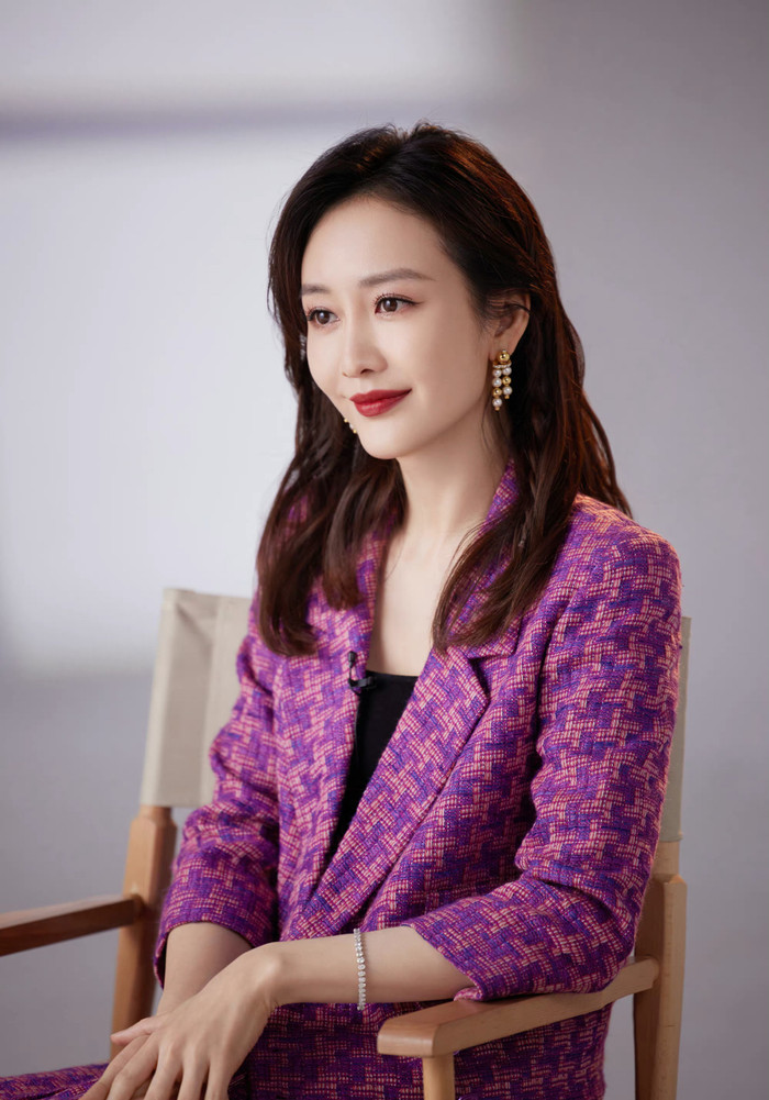 Chẳng có danh phận, Vương Âu vẫn không chia tay bạn trai. (Ảnh: Weibo)