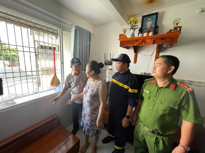 Lực lượng chức năng đến vận động người dân tháo gỡ 'chuồng cọp'. (Ảnh: Giáo Dục & Thời Đại)