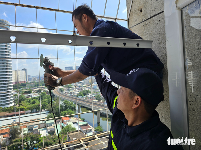 Các chung cư đã bắt đầu tháo gỡ 'chuồng cọp'. (Ảnh: Tuổi Trẻ Online)