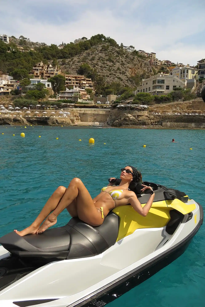 Hailey Bieber đang ở trên đỉnh cao sự nghiệp kinh doanh, tự tin, rạng rỡ và là hình mẫu cho giới trẻ.(Ảnh: Instagram @haileybieber)