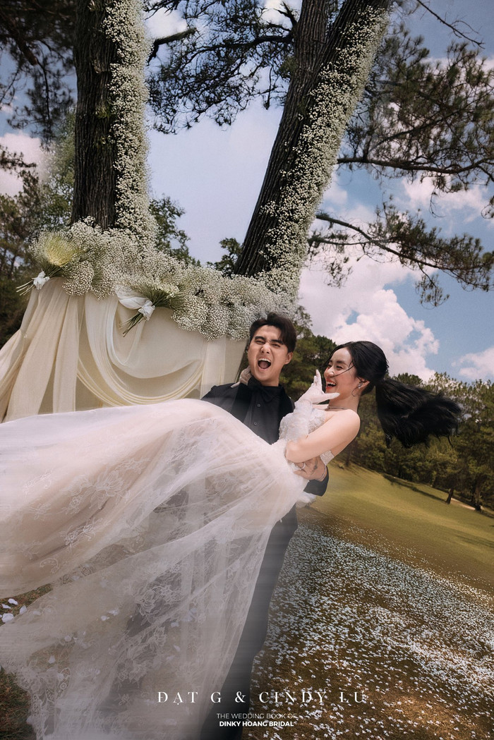 Bộ ảnh cưới được thực hiện tại đồi thông lãng mạn. (Ảnh FBNV)