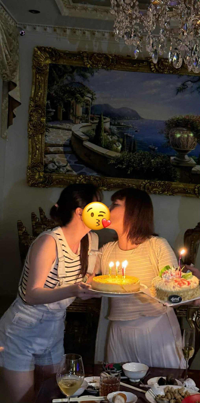 Khoảnh khắc NSND Mỹ Uyên khoá mô cô gái lạ mặt 'gây sốt' mạng xã hội mới đây. (Ảnh: FBNV)