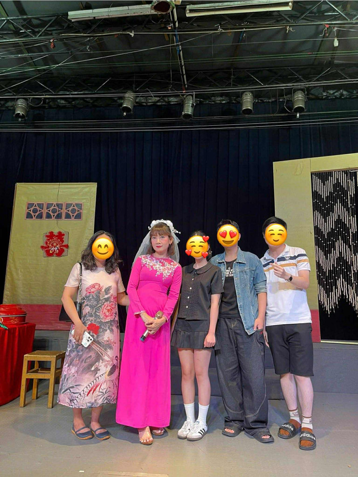 NSND Mỹ Uyên có đông thái lạ khi khoe 'ảnh cưới, diện trang phục cô dâu' sau khi bị soi nụ hôn ngọt ngào với một cô gái lạ mặt hôm 12/7. (Ảnh: FBNV)