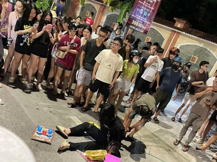 Hình ảnh Ngân Baby bị người dân khống chế. Ảnh: Người Lao Động