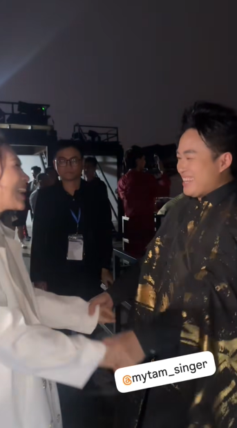 Phản ứng của Tùng Dương khi chạm mặt Mỹ Tâm sau cánh gà gây chú ý Ảnh 1