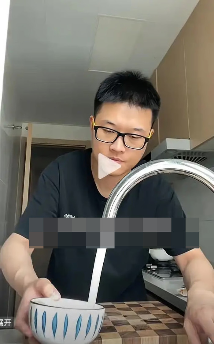 Chàng trai 29 tuổi chấp nhận sống kham khổ, tiết kiệm 4 tỷ đồng mua nhà cho bố mẹ Ảnh 1