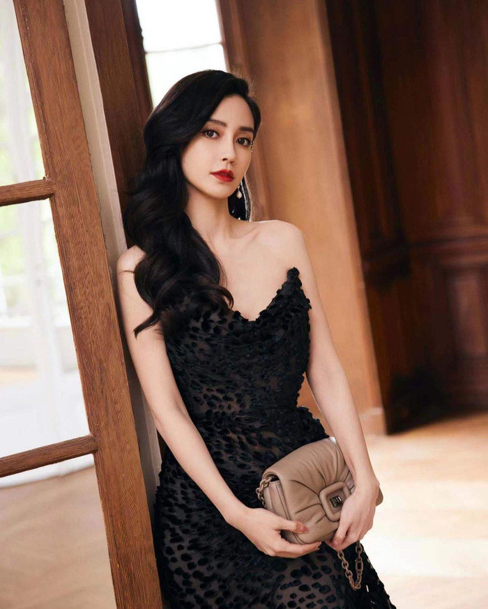 Trước Châu Thâm, Angelababy cũng từng gặp trường hợp khó xử vì chuyện ngoài ý muốn khi tham gia các chương trình truyền hình thực tế. Ảnh: FBNV