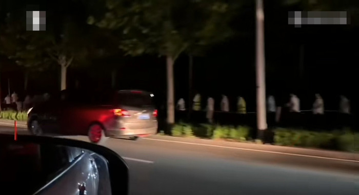 Hàng chục người bịt mắt, nối đuôi nhau đi trong đêm tối gây hoang mang Ảnh 1