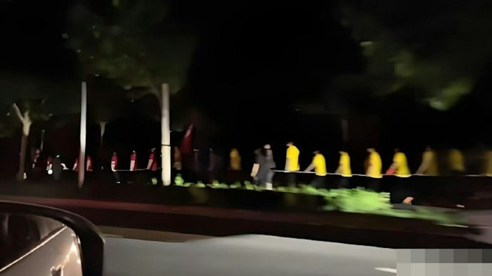 Hàng chục người bịt mắt, nối đuôi nhau đi trong đêm tối gây hoang mang Ảnh 2