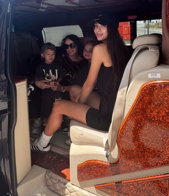 Vợ thủ môn Bùi Tiến Dũng cùng mẹ ruột Natalya trở về Việt Nam. Ảnh: IGNV