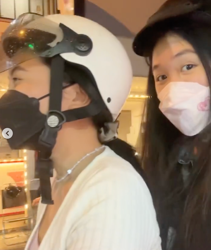 Phương Mỹ Chi và Jenny Huỳnh thường xuyên đi chơi cùng nhau, khoe những khoảnh khắc đời thường thân thiết trên mạng xã hội. (Ảnh: ISNV)