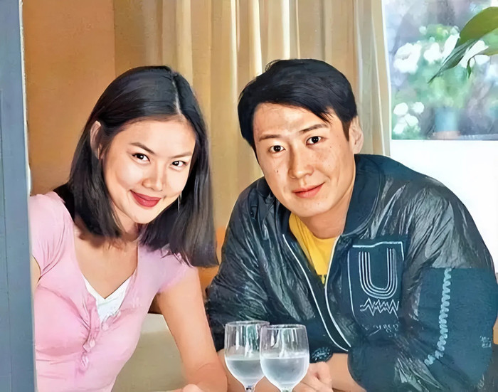 Mặc kệ những lời đàm tiếu, Lê Minh vẫn chọn kết hôn với Lạc Cơ Nhi. (Ảnh: Baidu)