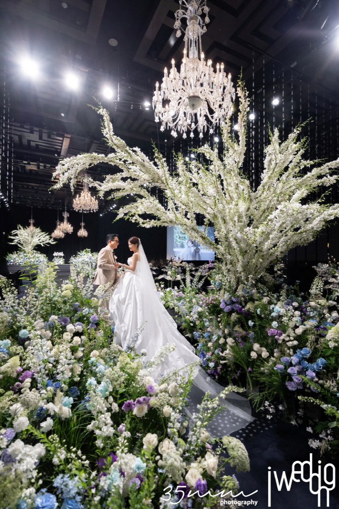 Đám cưới của cặp đôi nổi tiếng showbiz được trang trí với nhiều hoa tươi, chi phí không hề nhỏ. (Ảnh Chosun)