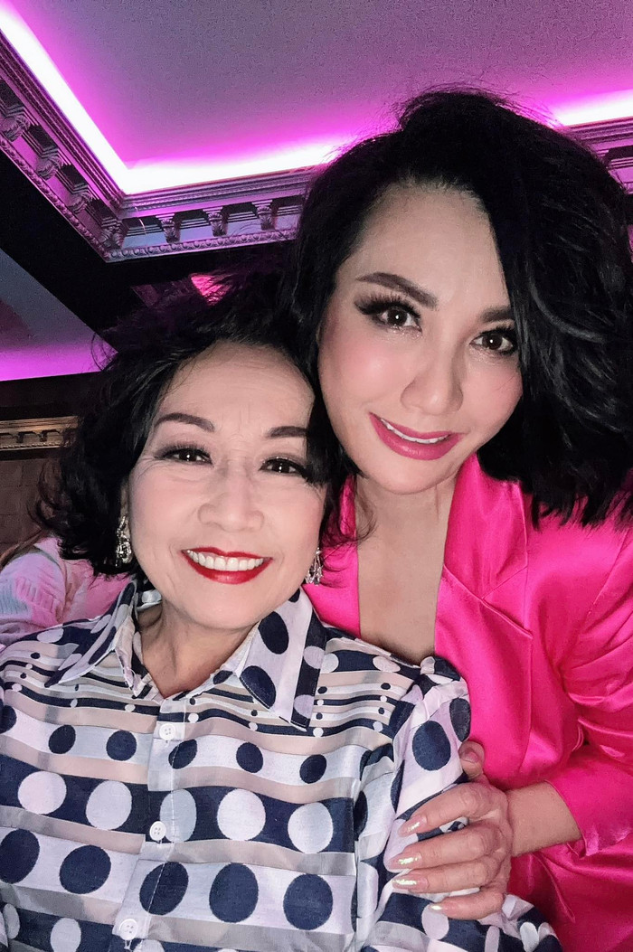 Ca sĩ Trizzie Phương Trinh vừa đến bệnh viện thăm ca sĩ Kiều Nga. Cô cho biết vẫn còn một đêm nhạc chưa kịp thực hiện cùng người chị thân thiết trong nghề. (Ảnh FBNV)
